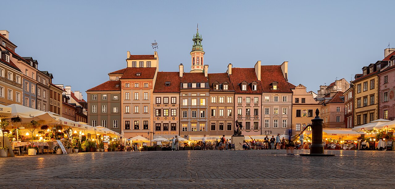 Rynek Starego Miasta w Warszawie wieczorem